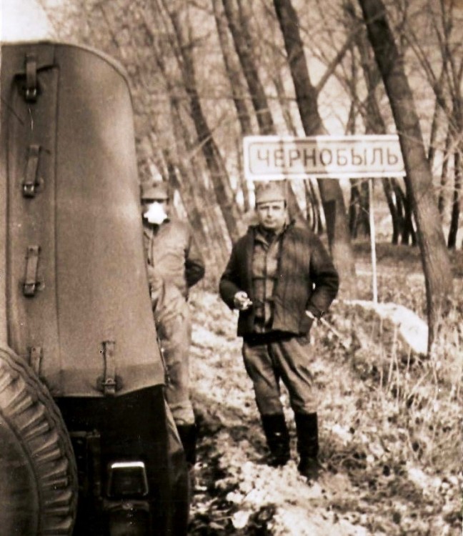 подполковник В.П. Ветров, профессор Л.С.Михайлов. г. Чернобыль. 29 апреля 1986г