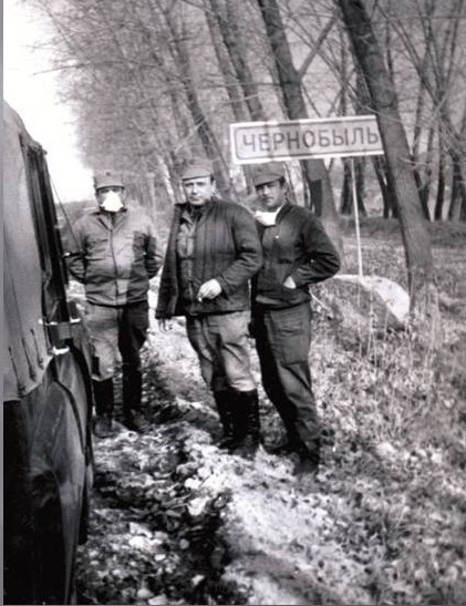 подполковник В.П. Ветров. профессор Л.С. Михайлов иЕ.Н. Панковец. Чернобыль. 1986г.