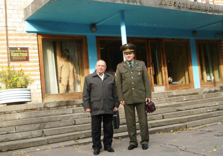 генерал-майор ветеринарной службы В.П. Ветров с полковником Ю.Г. Боевым на Киностудии МО РФ. г. Королев.