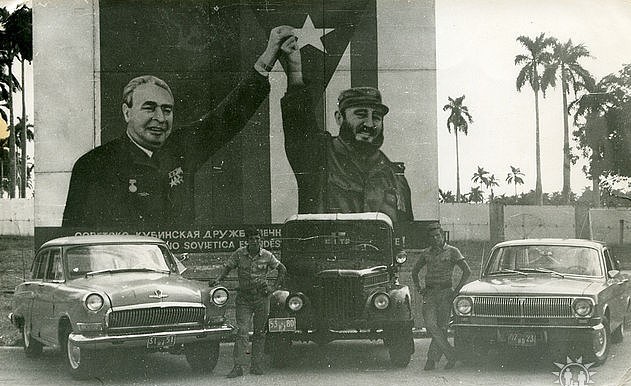 Волга синего цвета; Газ 21, №  hu 51 - 51 была закреплена за зам. командира бригады полковником  А.В.Чуковым, на ней я привозил молодую мамашу Галину с ребенком, из Гаванского госпиталя в 28. 04. 1975 года.