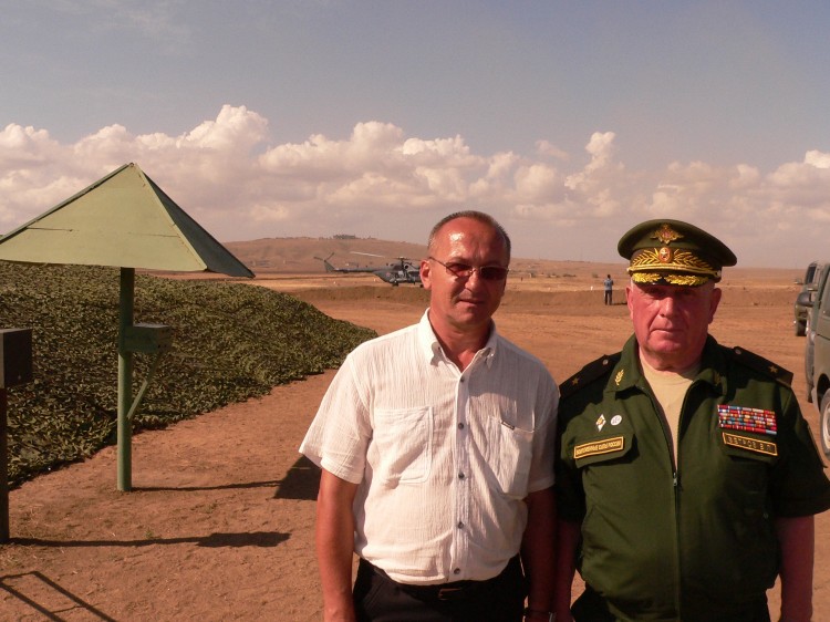 На полевом хлебозаводе генерал-майор ветеринарной службы Виталий Ветров с коллегой.