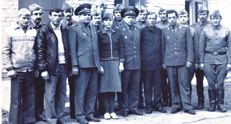 Начальник ветеринарной службы Белорусского военного округа Виталий Ветров с личным составом 225 ветлаборатории округа. Степянка. 1985 год