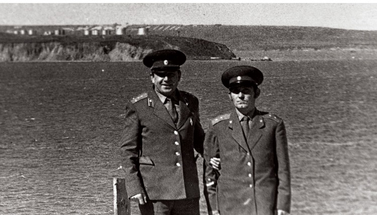 Старший ветеринарный инспектор 51 ОА Виталий Ветров с коллегой на Чукотке. Угольные копи. 1980г