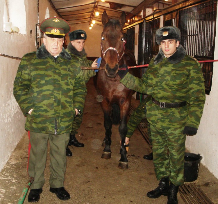 генерал-майор ветеринарной службы Виталий Ветров с курсантами  на съемках фильма.