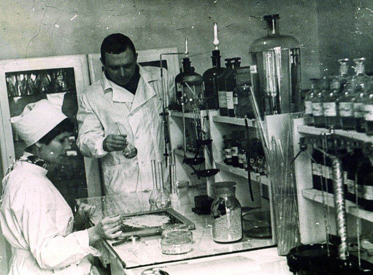 Виталий Ветров  в 401 ветеринарной лаборатории. о.Сахалин. 1978г