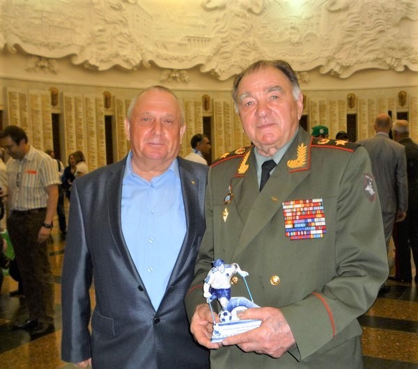 генерал-майор ветеринарной службы В.П. Ветров с учителем.
