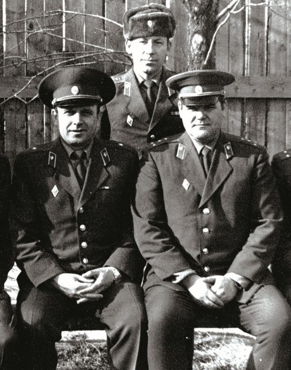 Начальник ветеринарной службы 51 ОА майор В.П. Ветров. капитан Сергей Ярмак и Владимир Калита.  Хабаровск.
