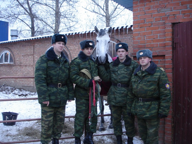 генерал-майор ветеринарной службы Виталий Ветров с  участниками съемок фильма 4